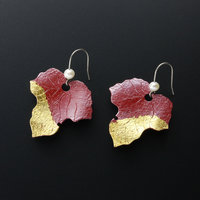 Red autumn leaf earrings of Japanese Hido patina