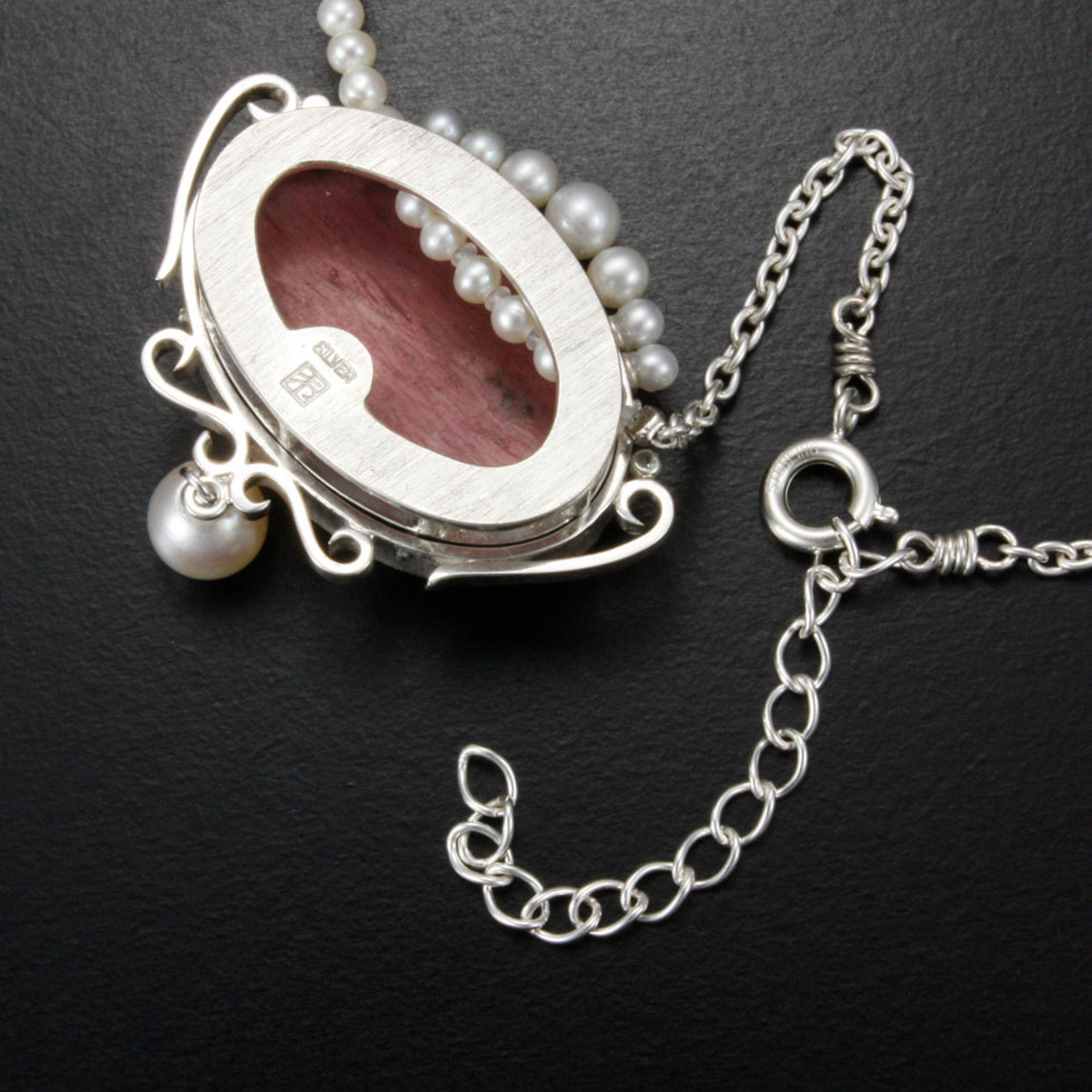 Pink stone oval silver pendant with pearls