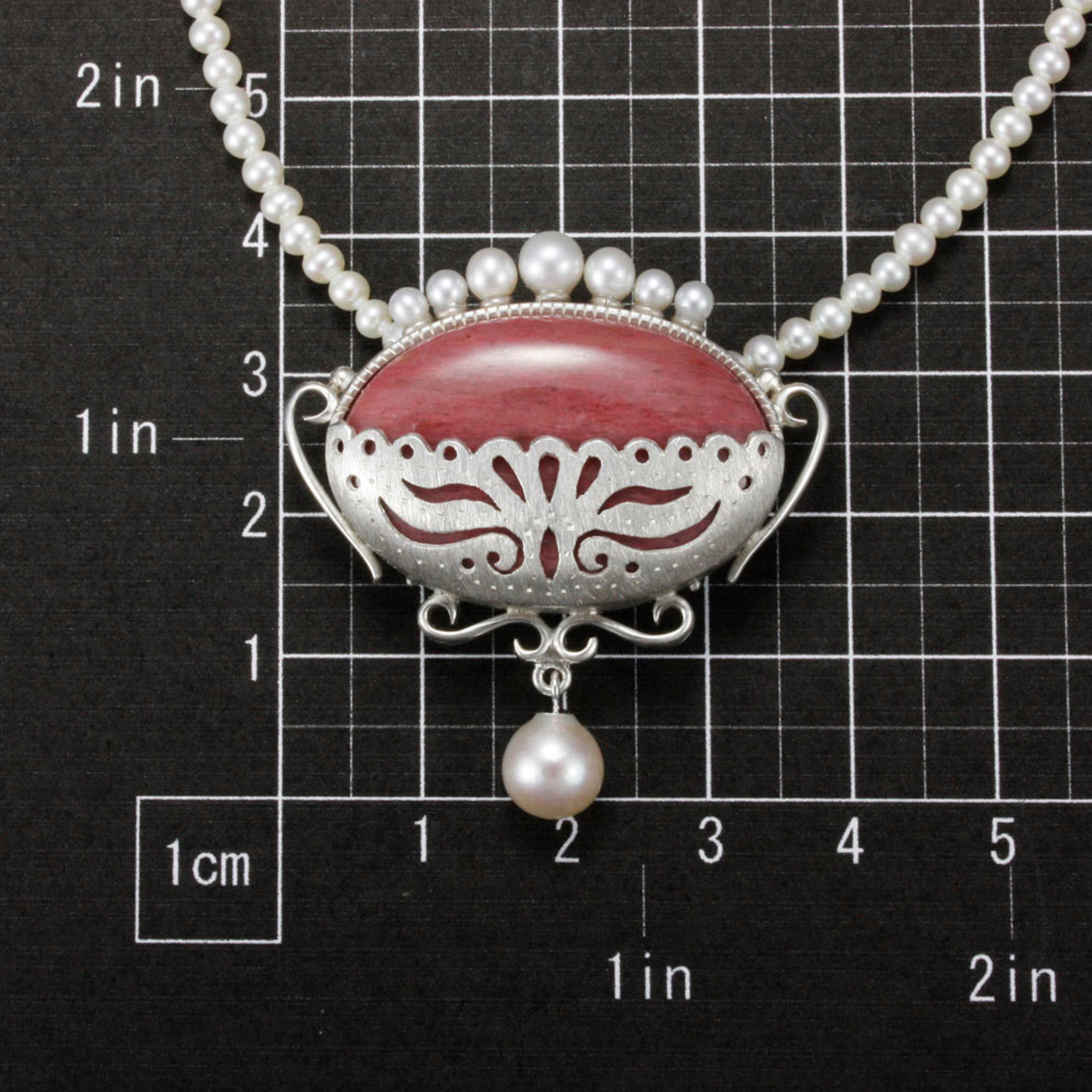 Pink stone oval silver pendant with pearls