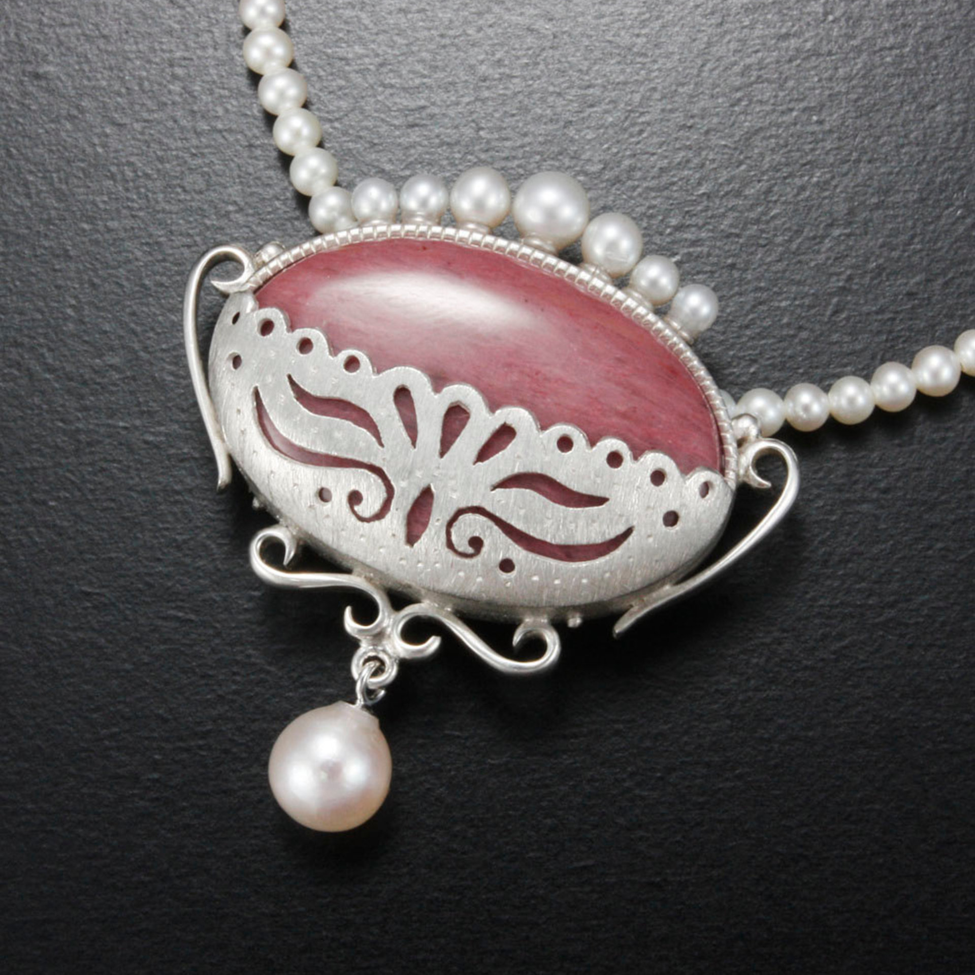Pink stone oval silver pendant with pearls