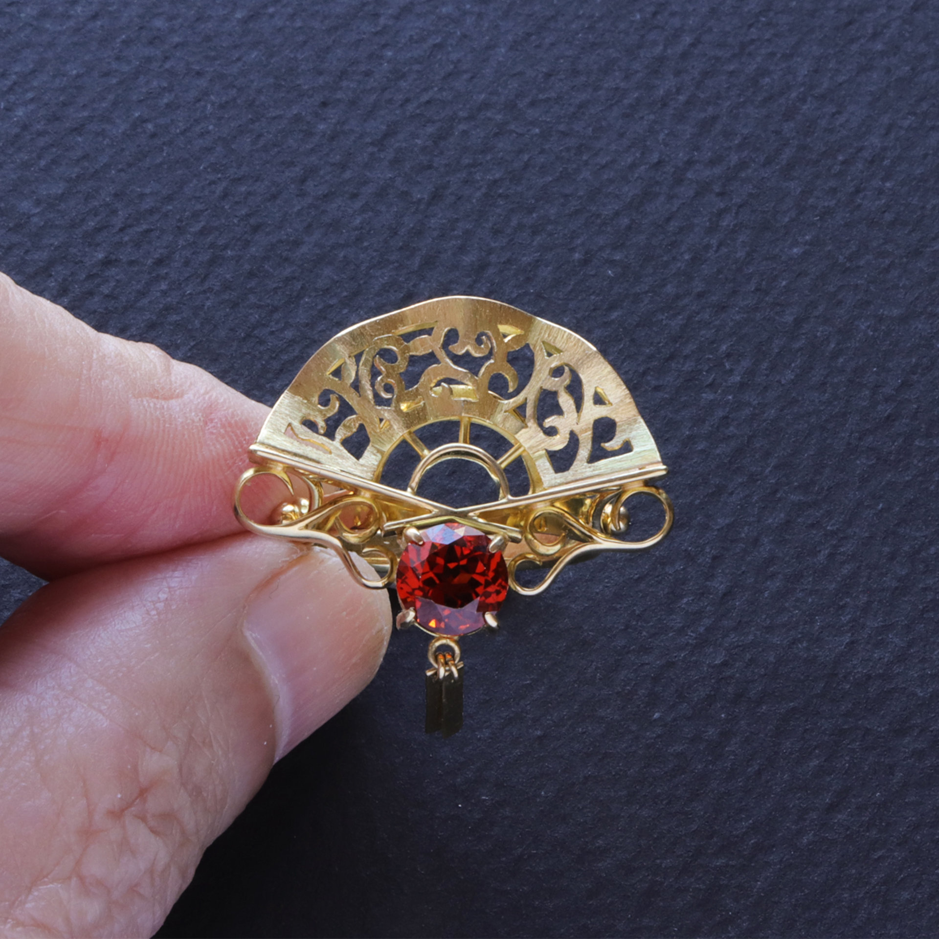 Custom order : Openwork 18K gold Fan Ring with gaarnet