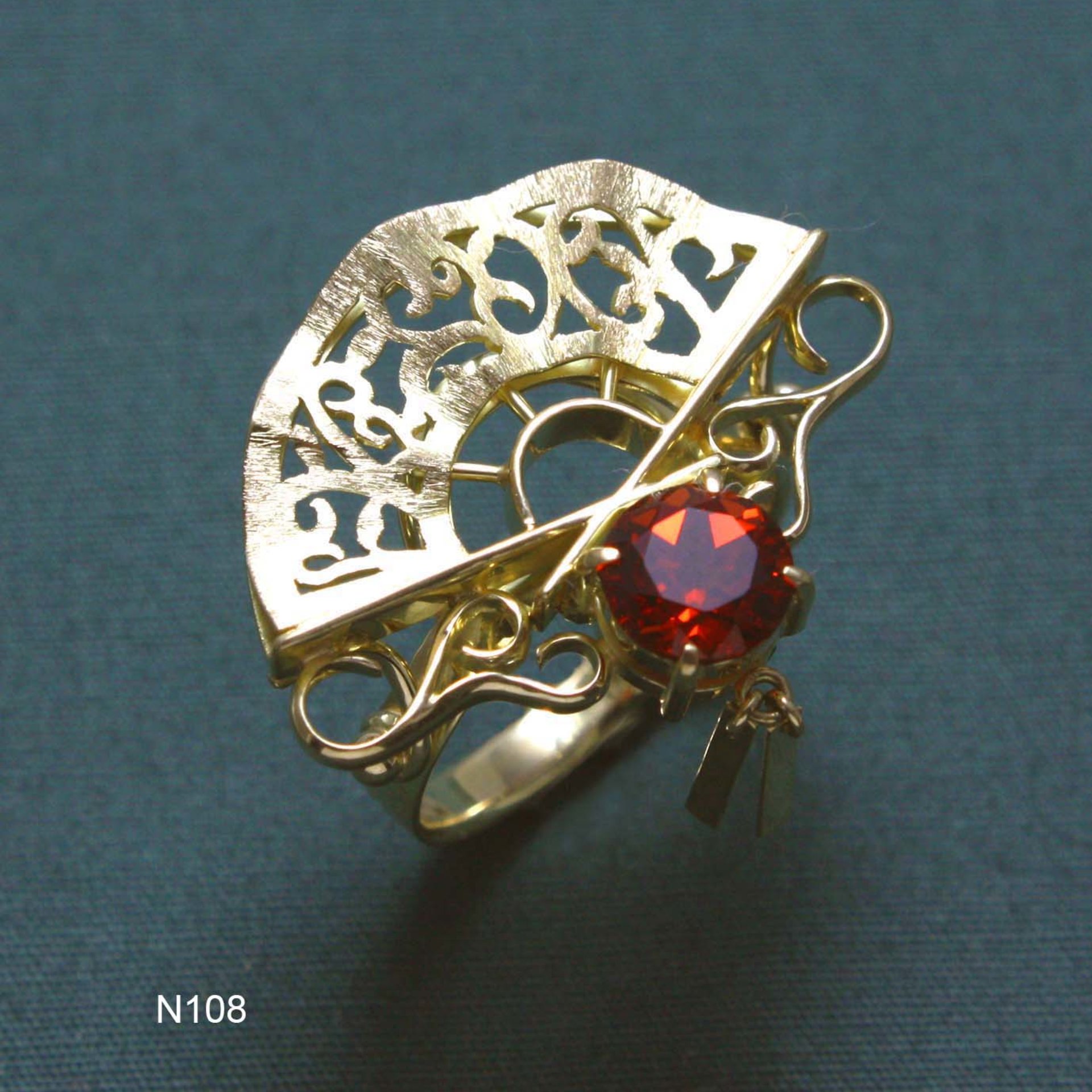 Custom order : Openwork 18K gold Fan Ring with gaarnet