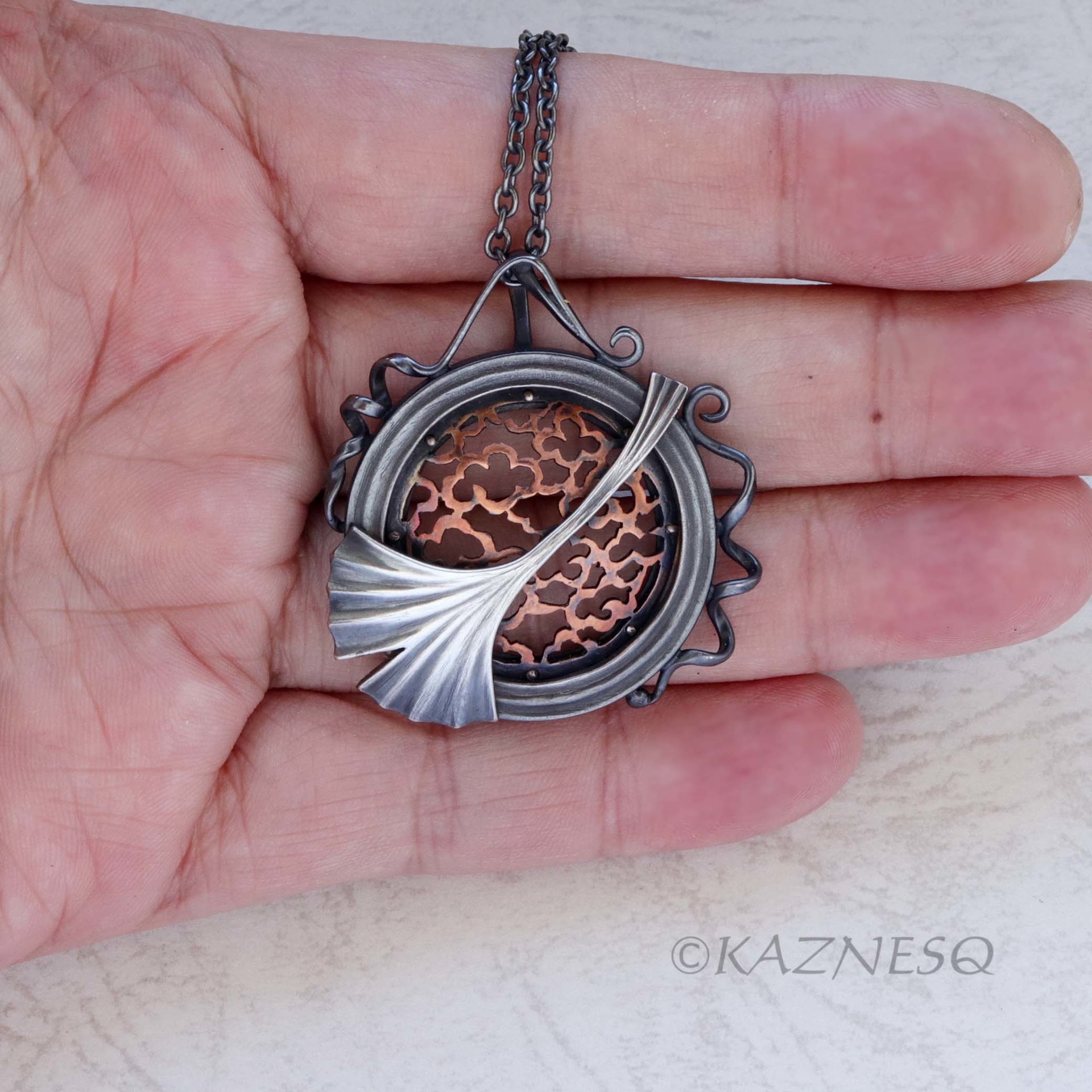 (C) KAZNESQ: Art Deco style Circle Frame and Openwork Ginkgo Pendant Necklace