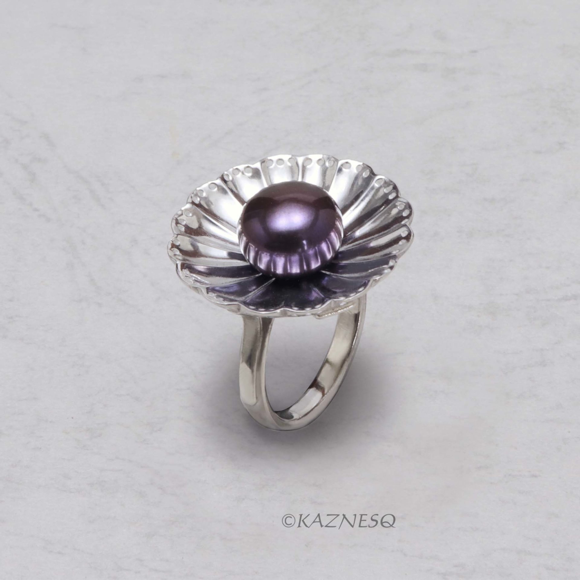 Watch the Light Dance on Your Finger! Freshwater Pearl Silver Ring with Flower Motif