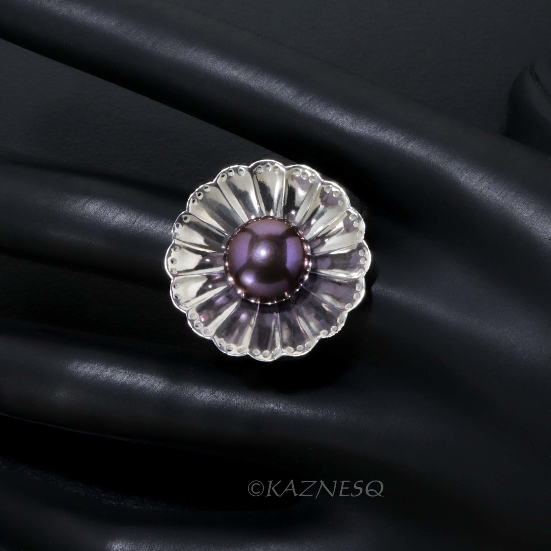 Watch the Light Dance on Your Finger! Freshwater Pearl Silver Ring with Flower Motif