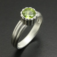 SOLD: Semicylindrical pattern sterling ring with a round peridot