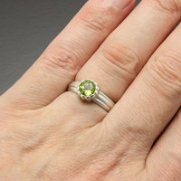 SOLD: Semicylindrical pattern sterling ring with a round peridot