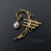 F clef motif diamond and freshwater pearl 18K gold brooch