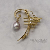 F clef motif diamond and freshwater pearl 18K gold brooch