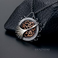 (C) KAZNESQ: Art Deco style Circle Frame and Openwork Ginkgo Pendant Necklace