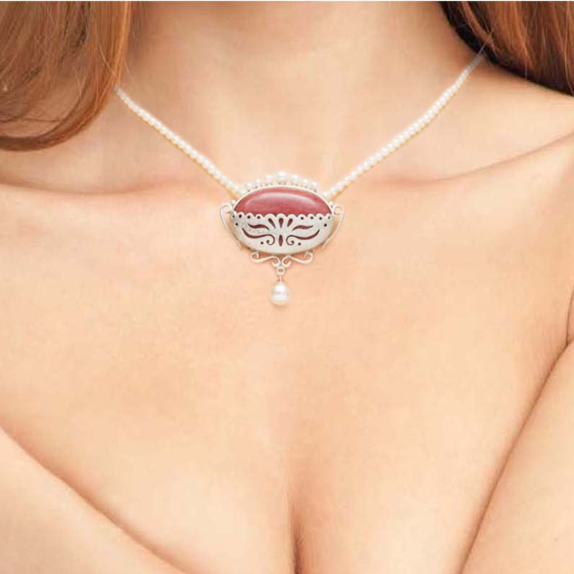 Pink stone oval silver pendant with pearls