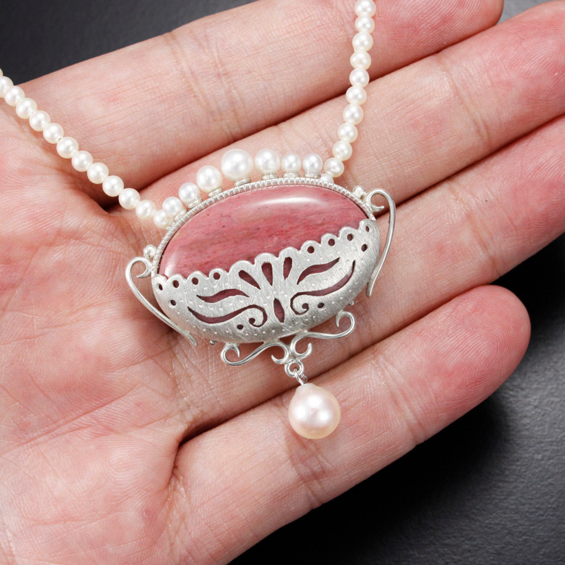 Pink stone oval silver pendant with pearls