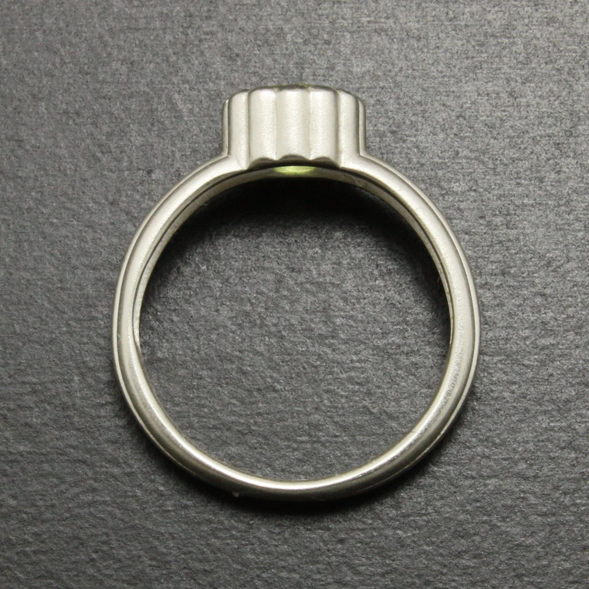 SOLD: Semicylindrical pattern sterling ring with a round peridot