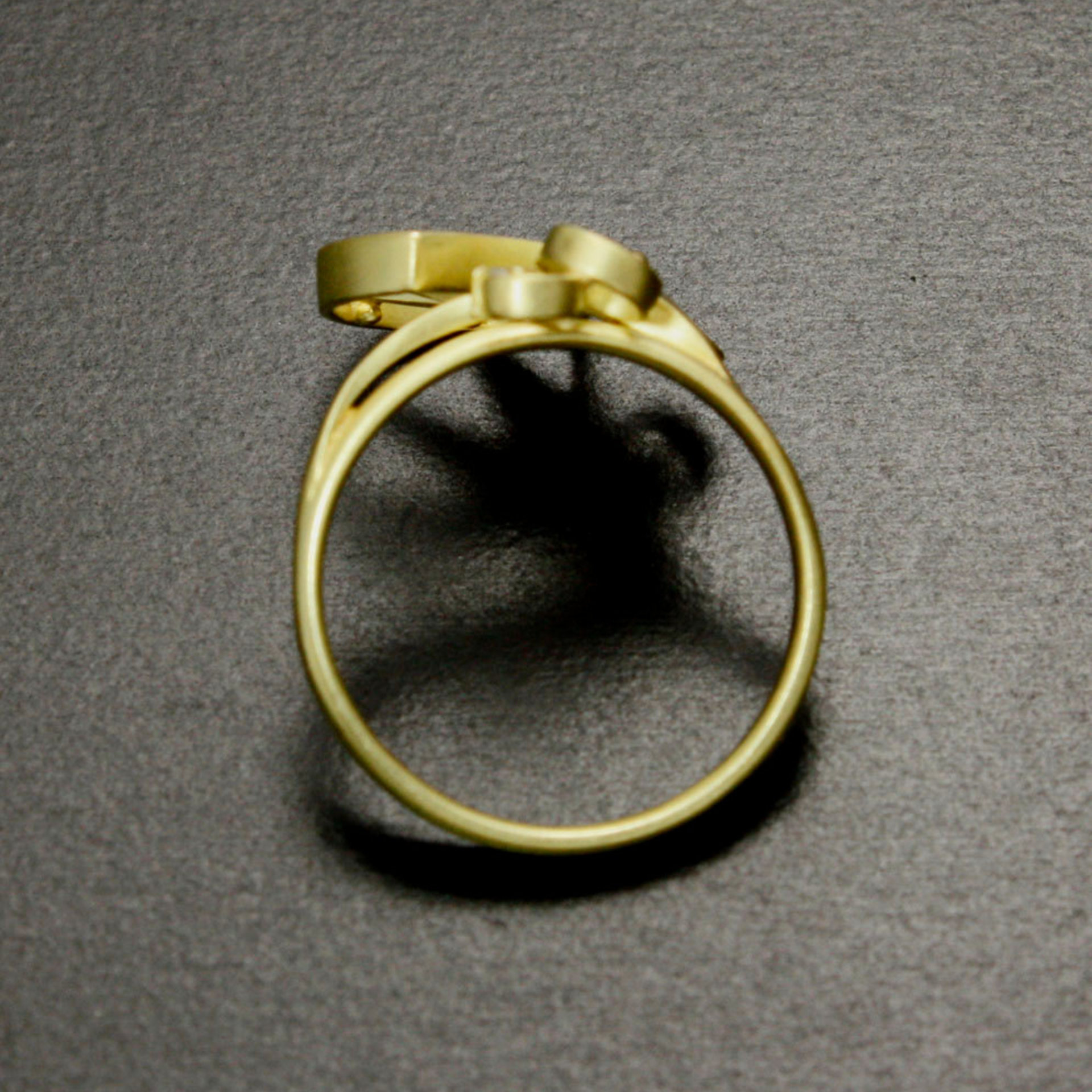 Arch and scroll 18K gold ring with a diamond