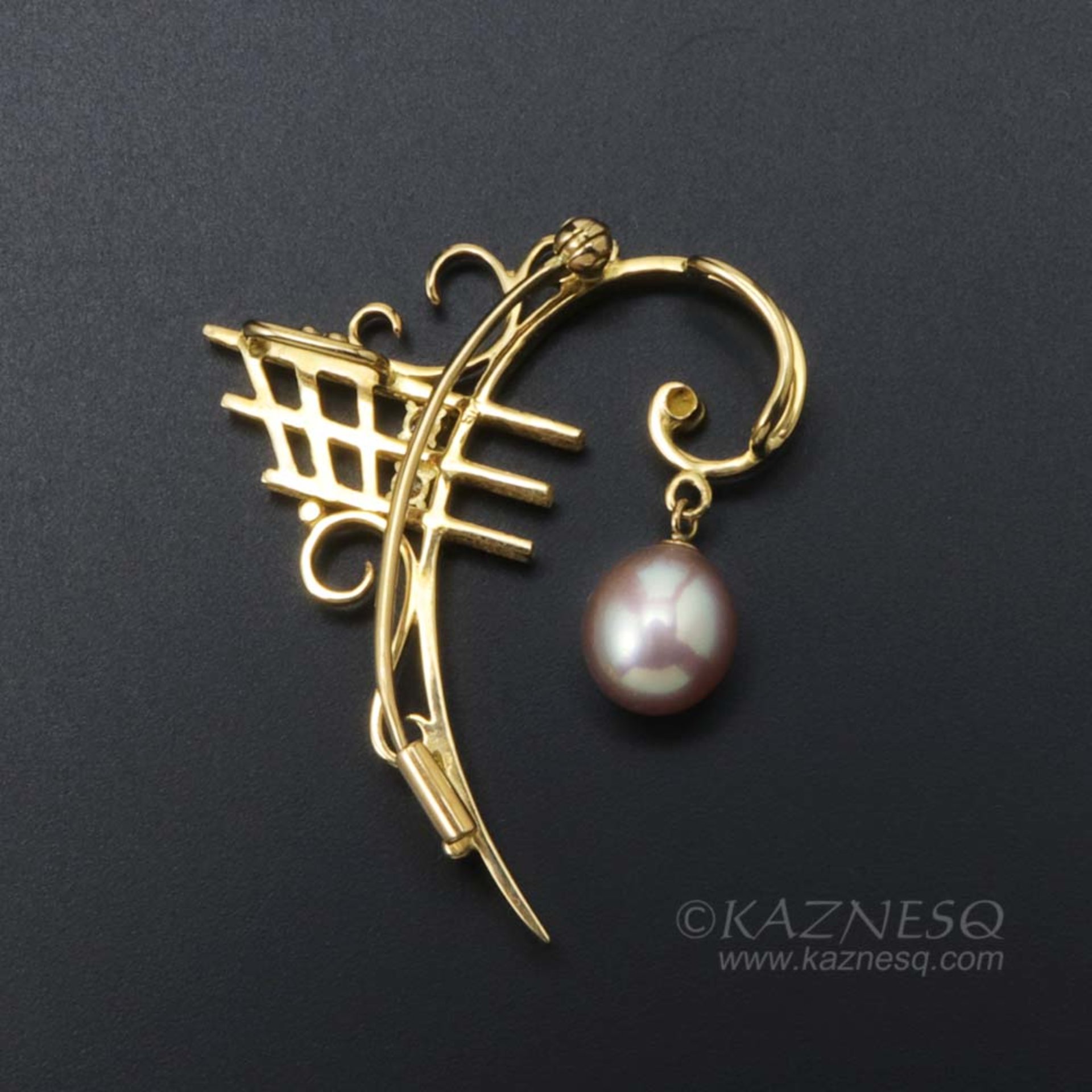F clef motif diamond and freshwater pearl 18K gold brooch