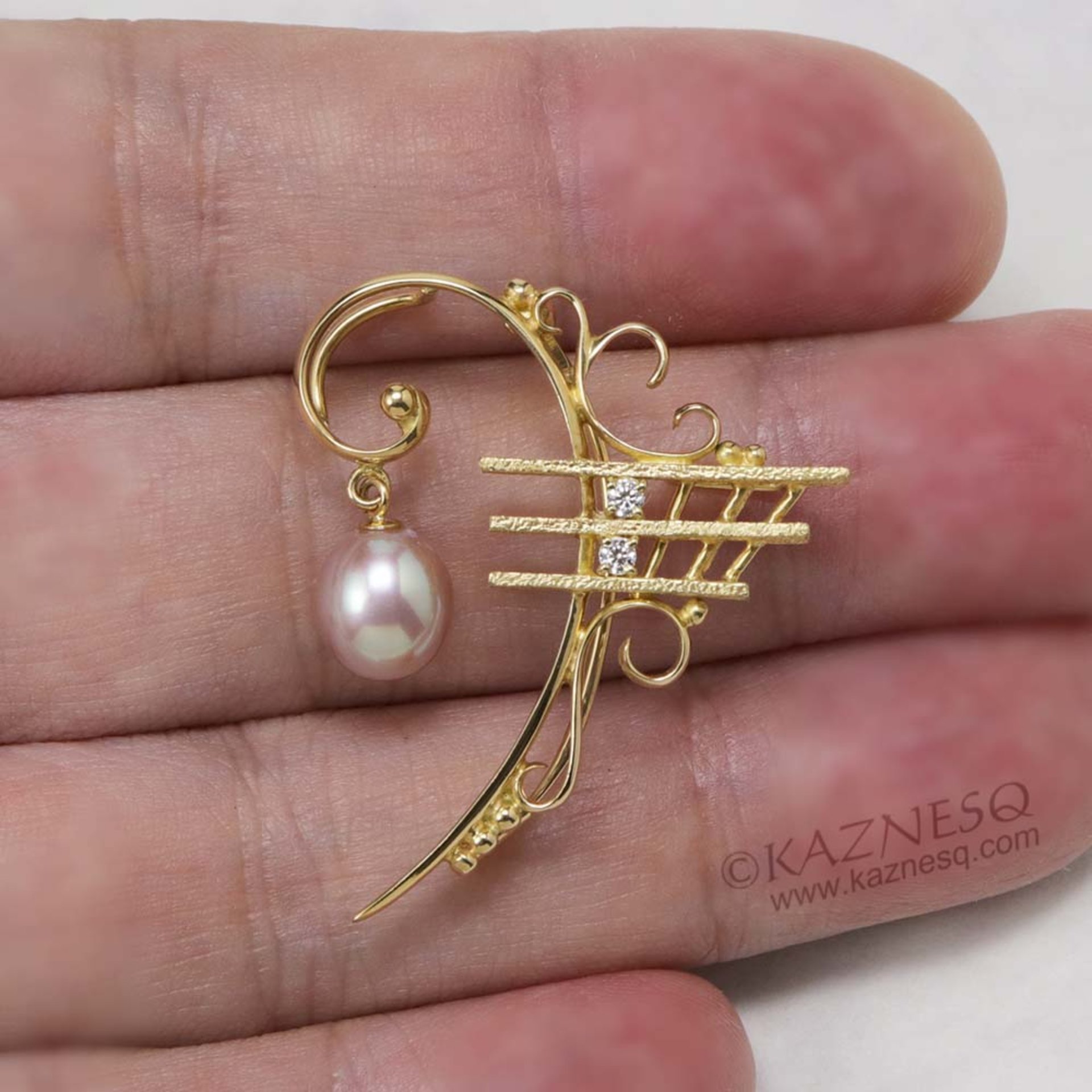 F clef motif diamond and freshwater pearl 18K gold brooch