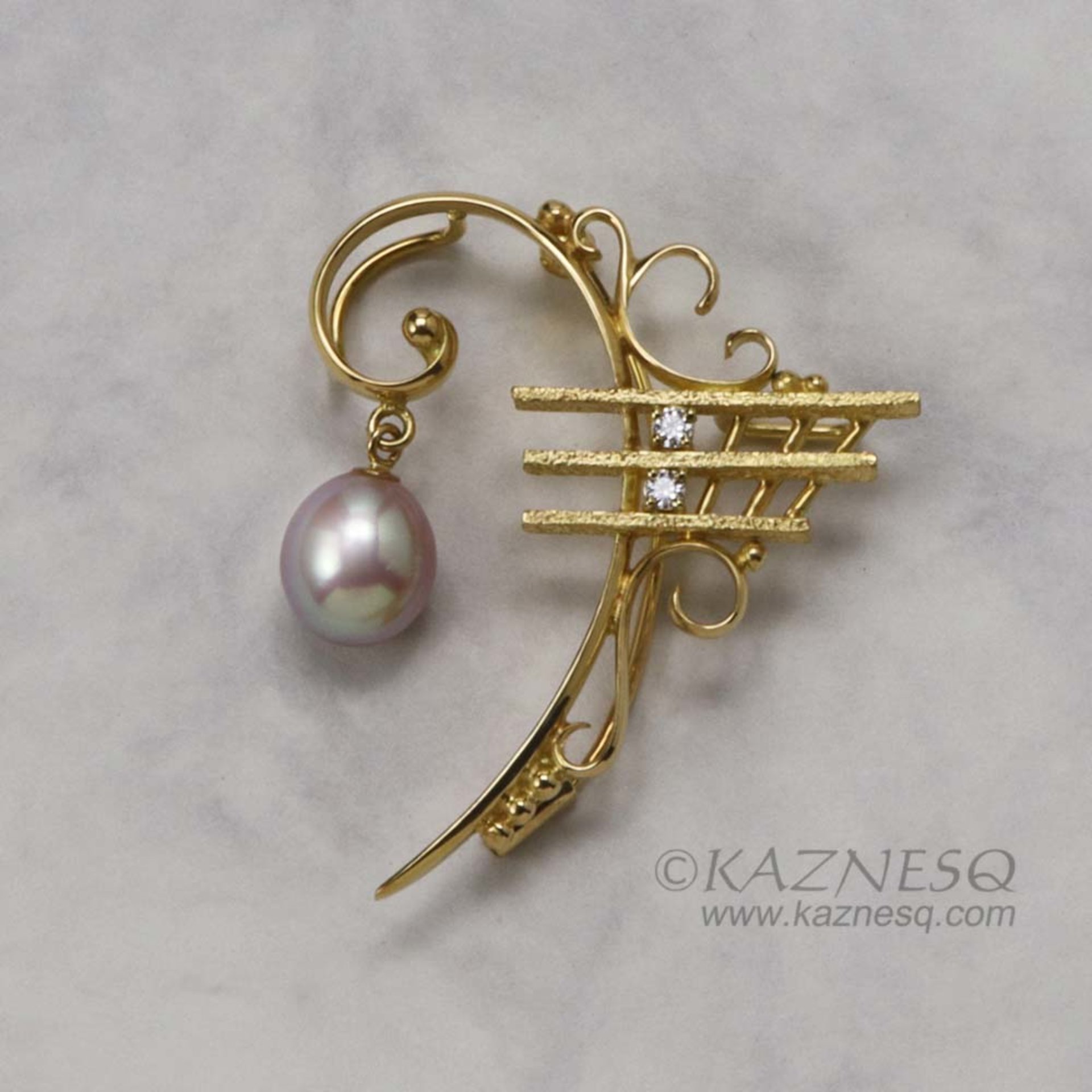 F clef motif diamond and freshwater pearl 18K gold brooch