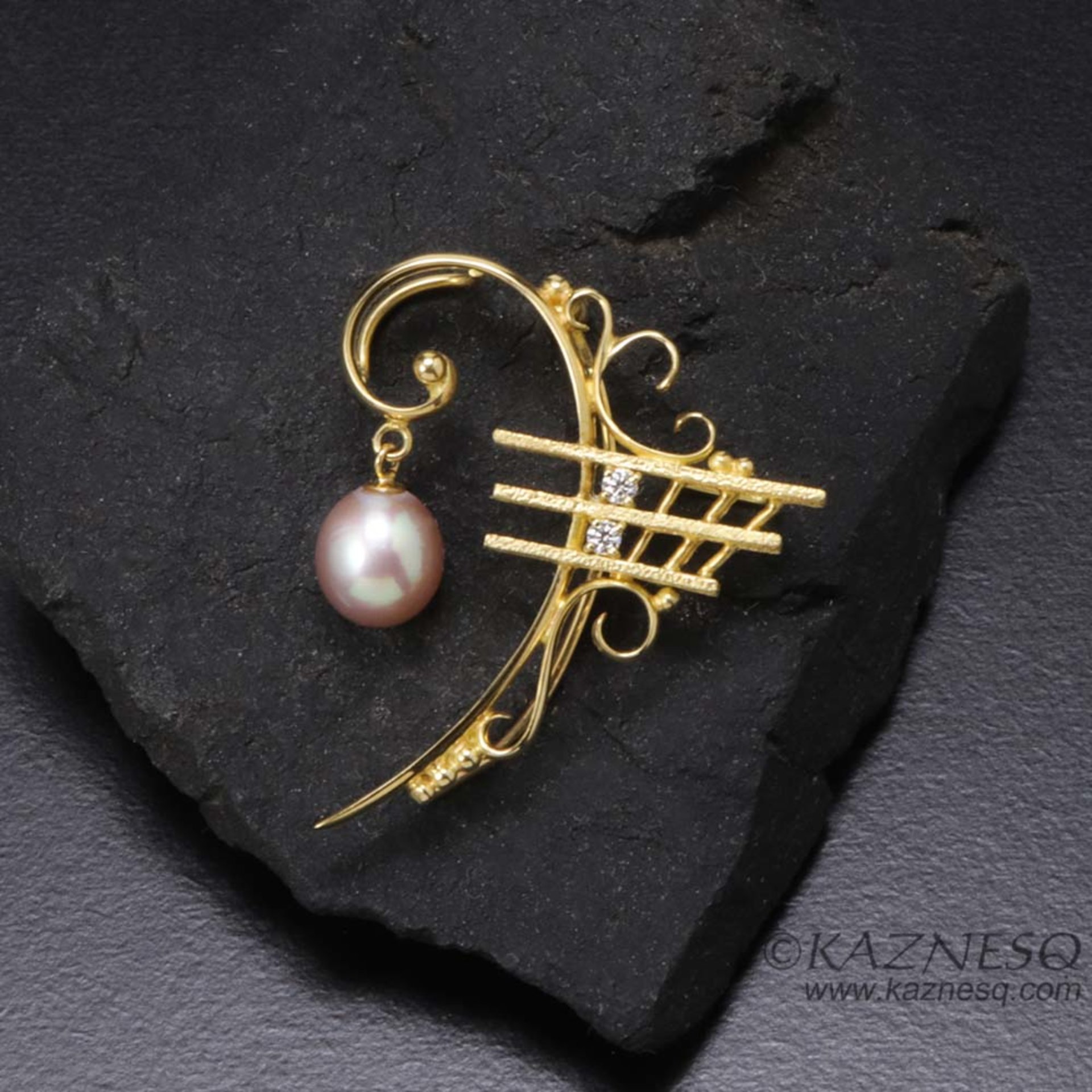 F clef motif diamond and freshwater pearl 18K gold brooch