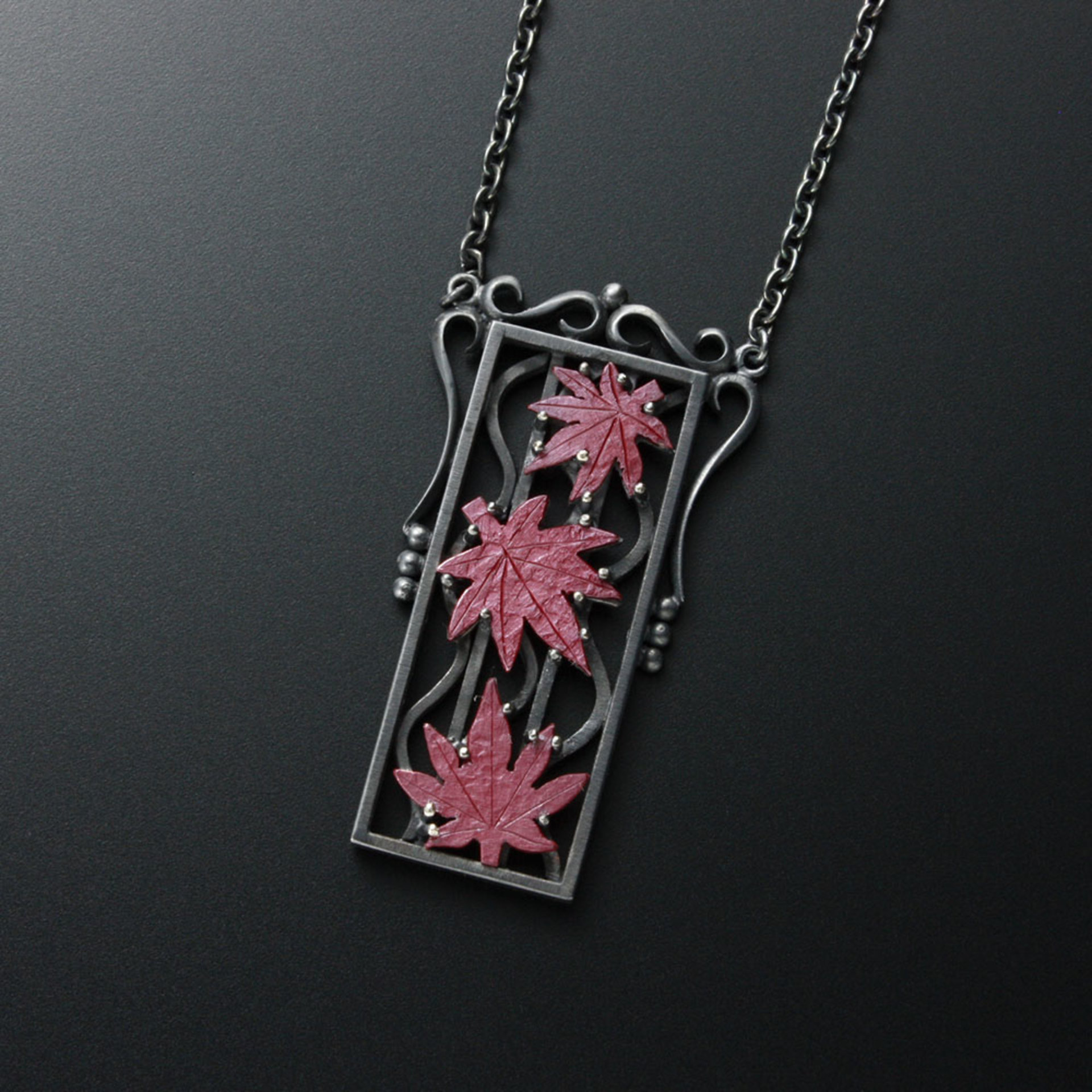 3 red autumn leaf pendant necklace of Hido and oxidized silver