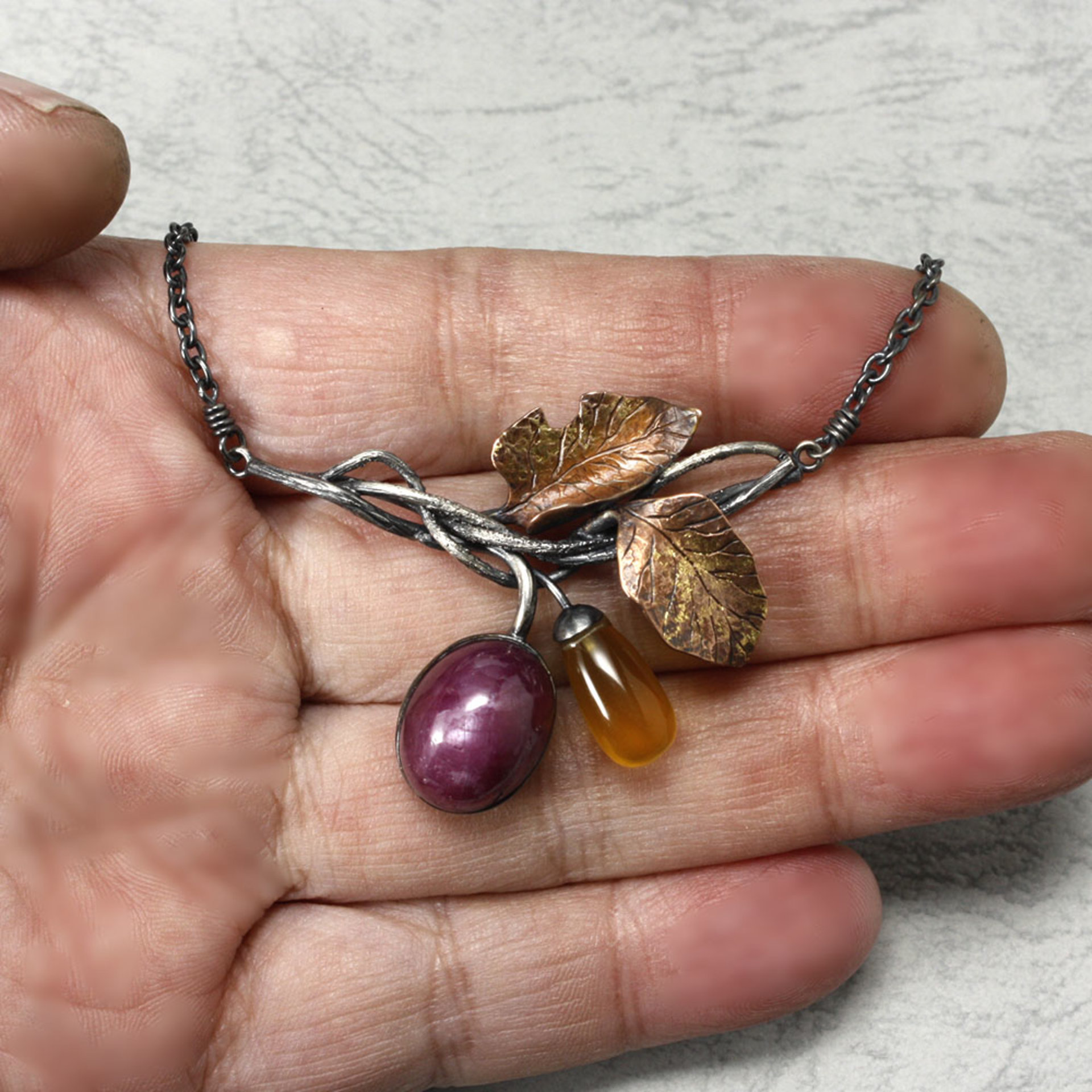 Star ruby cab pendant necklace of Akebi