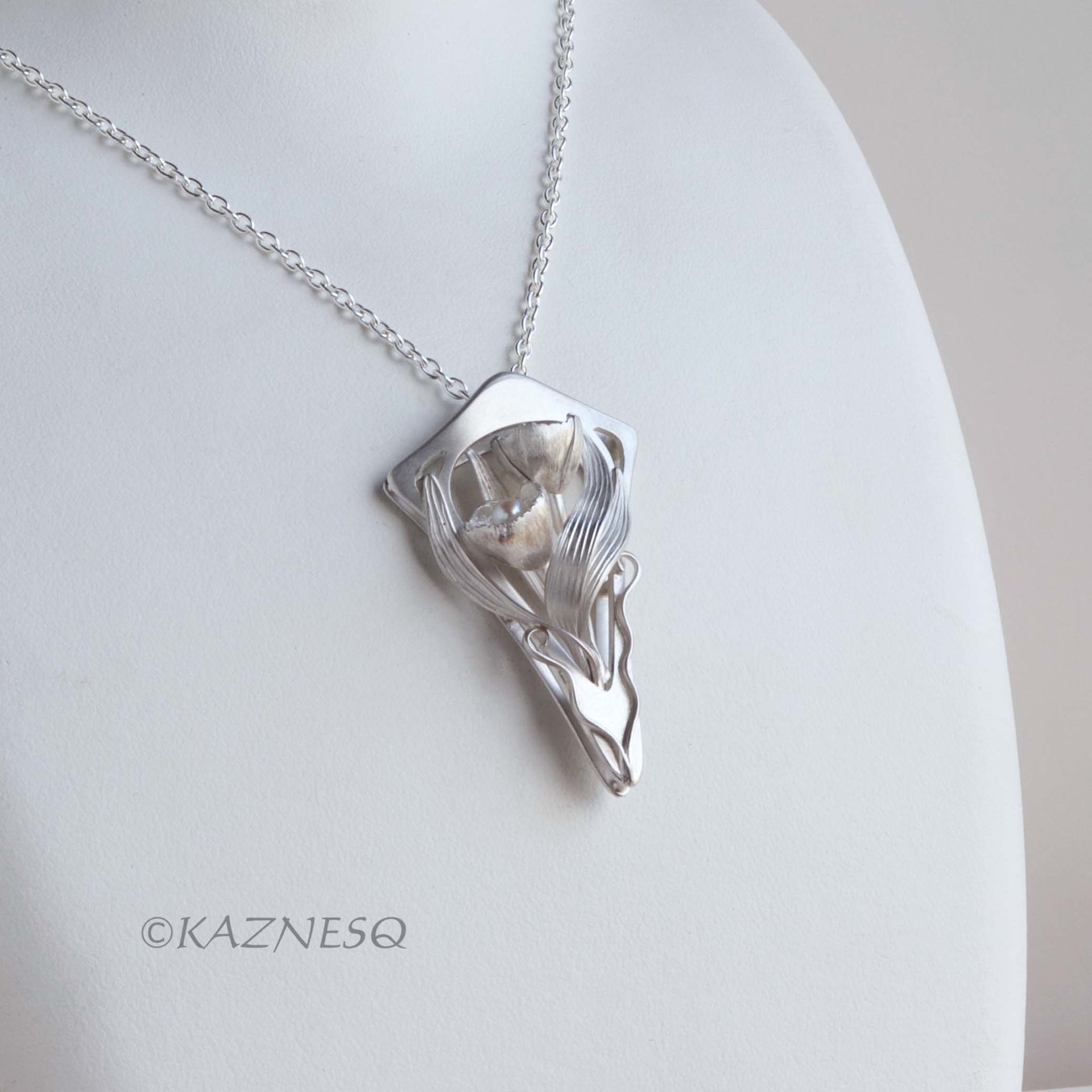 (C) KAZNESQ: Art Nouveau style floral silver kite shape pendant necklace with ak