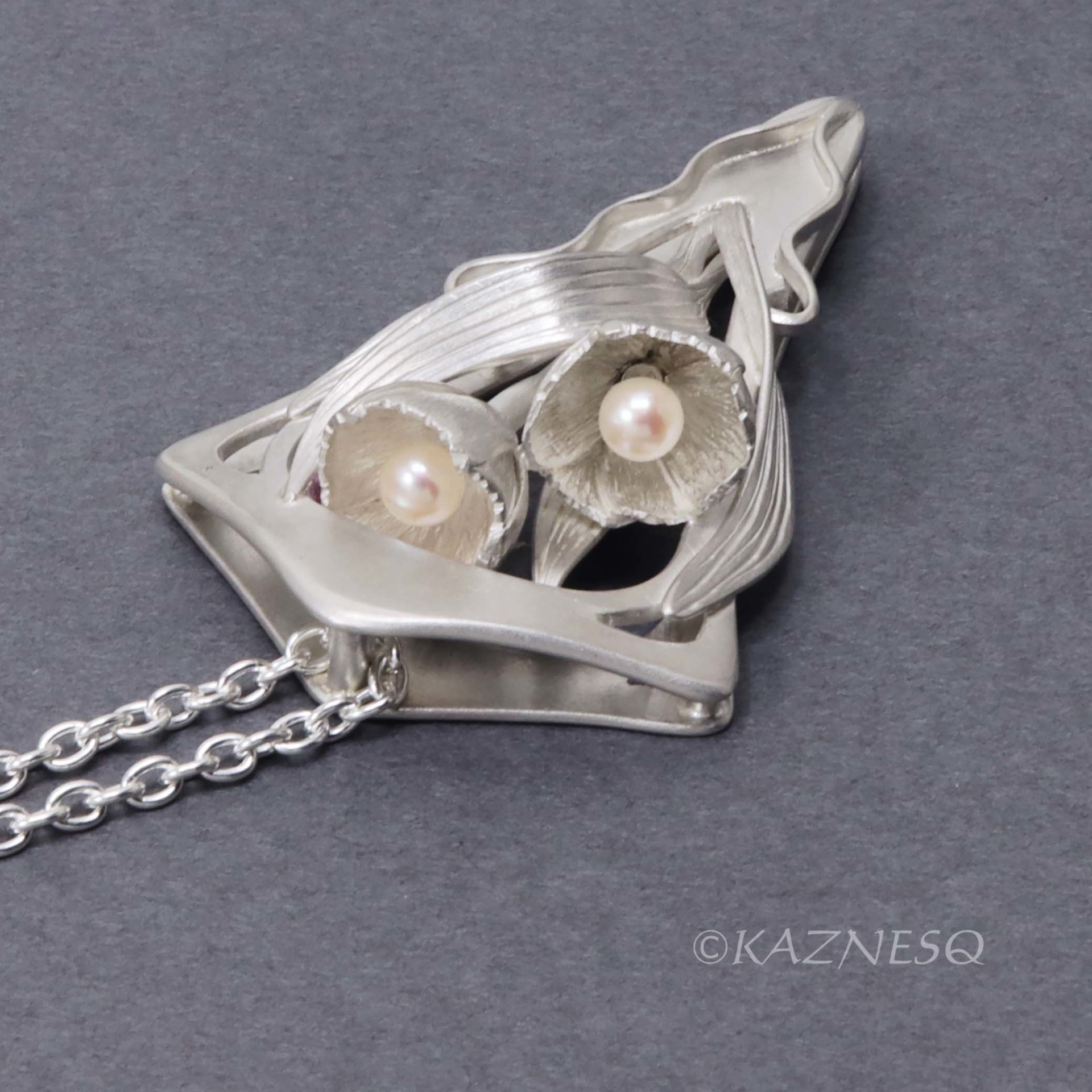 (C) KAZNESQ: Art Nouveau style floral silver kite shape pendant necklace with ak