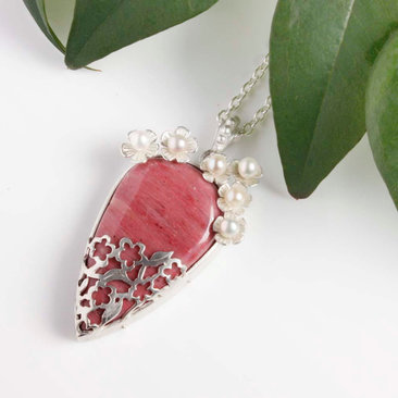 Lacy openwork silver pendant with piemontite.