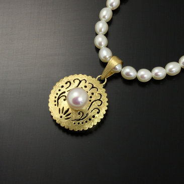 Gold silver round pendant with a pearl necklace
