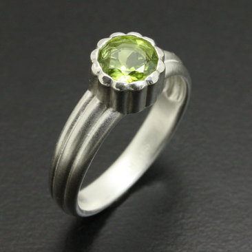 SOLD: Semicylindrical pattern sterling ring with a round peridot