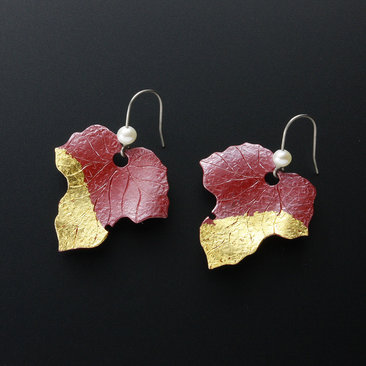Red autumn leaf earrings of Japanese Hido patina