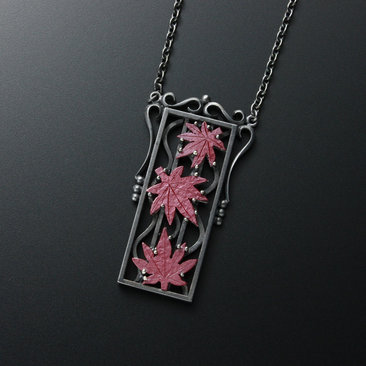 3 red autumn leaf pendant necklace of Hido and oxidized silver